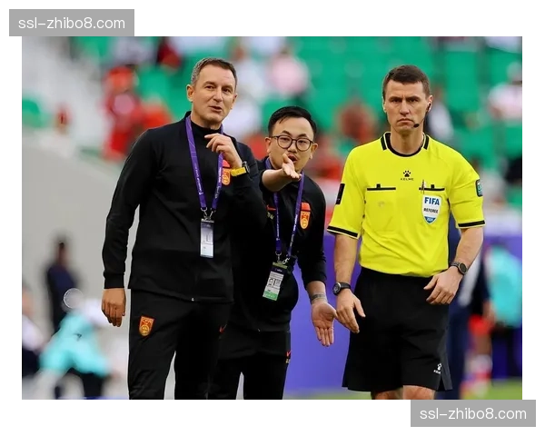 争议判罚：主裁判未判罚疑似点球，引发主队球员强烈不满